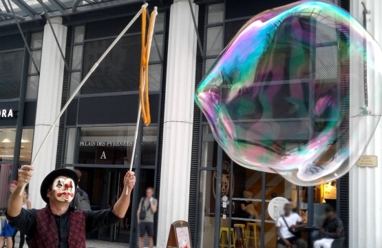 Otto Buss le Magicien et les bulles gantes